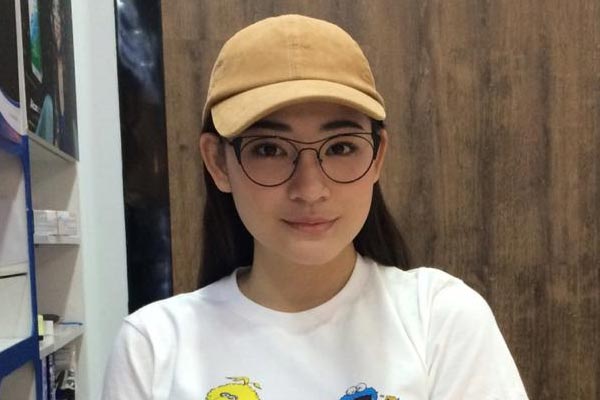 Kacamata dipakai oleh selebriti Patricia Devina