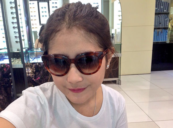 Kacamata dipakai oleh selebriti Prilly Latuconsina