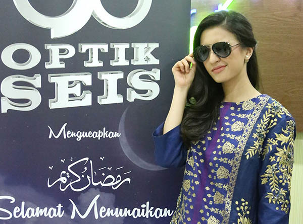 Kacamata dipakai oleh selebriti Raline Shah