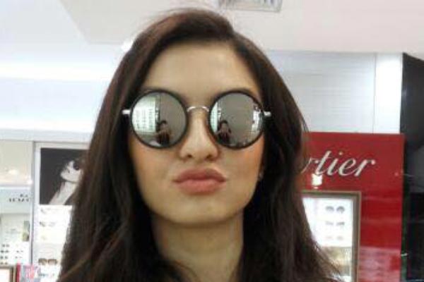 Kacamata dipakai oleh selebriti Raline Shah