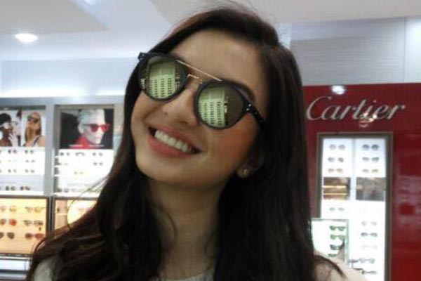 Kacamata dipakai oleh selebriti Raline Shah