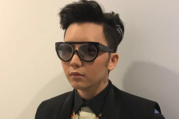 Kacamata dipakai oleh selebriti Rangga Moela