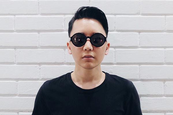 Kacamata dipakai oleh selebriti Rangga Moela