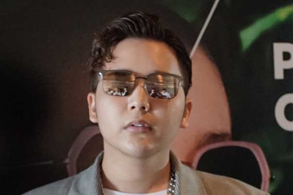 Kacamata dipakai oleh selebriti Rangga Moela