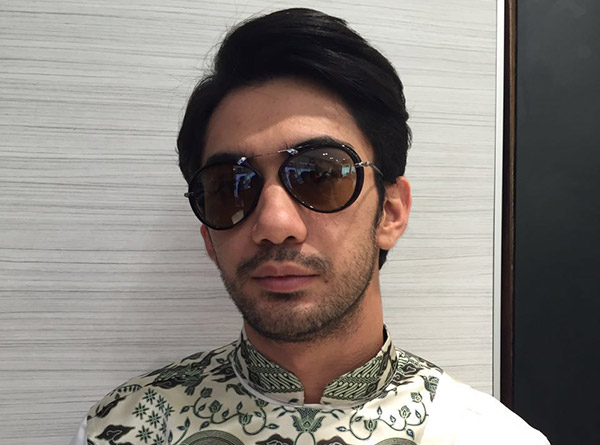 Kacamata dipakai oleh selebriti Reza Rahadian