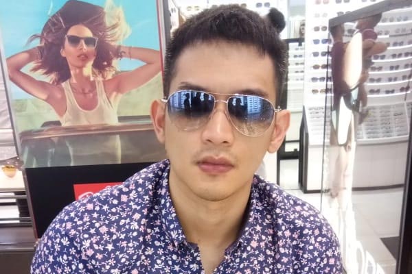 Kacamata dipakai oleh selebriti Rezky Aditya