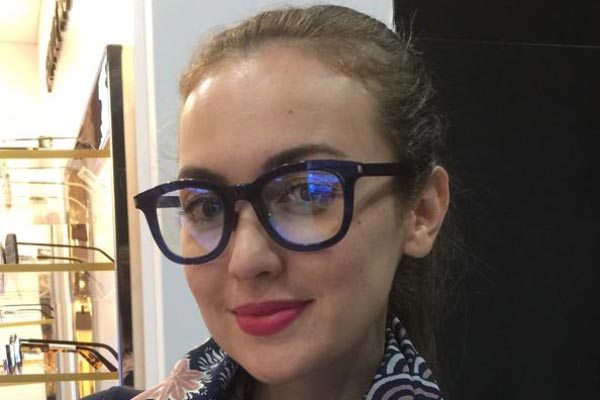 Kacamata dipakai oleh selebriti Rianti Cartwright