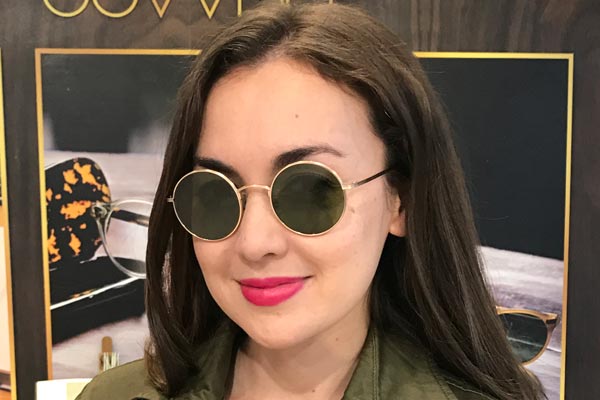 Kacamata dipakai oleh selebriti Rianti Cartwright