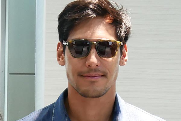 Kacamata dipakai oleh selebriti Richard Kyle