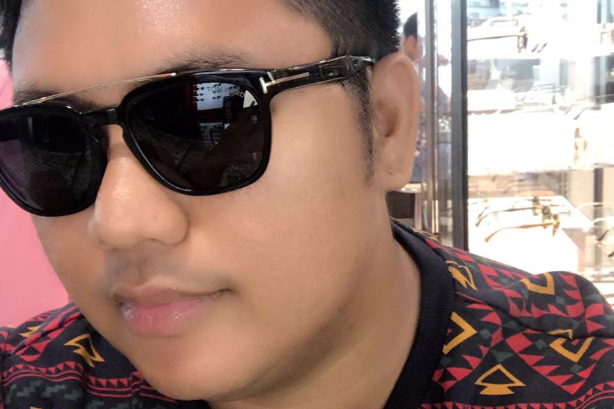 Kacamata dipakai oleh selebriti Ricky Cuaca