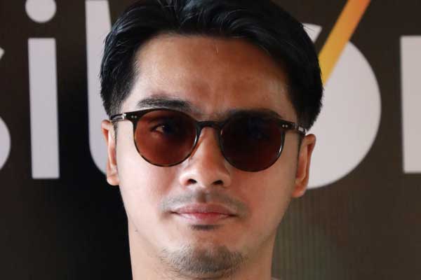 Kacamata dipakai oleh selebriti Ricky Harun