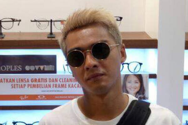 Kacamata dipakai oleh selebriti Ricky Harun