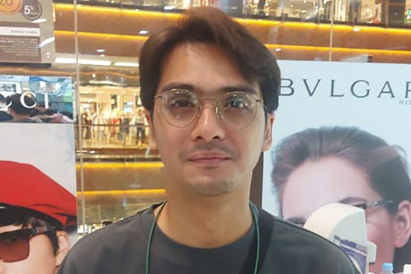 Kacamata dipakai oleh selebriti Ricky Harun