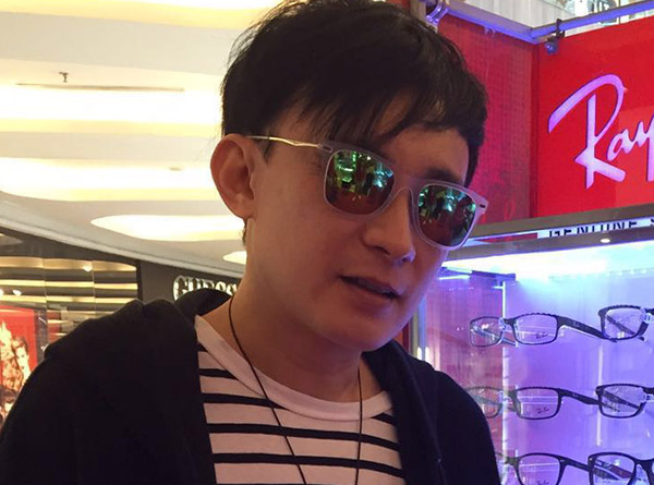 Kacamata dipakai oleh selebriti Rinaldy A Yunardi