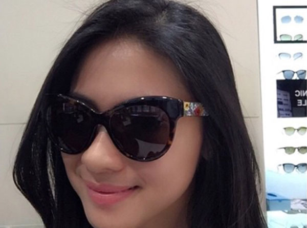 Kacamata dipakai oleh selebriti Rini Yulianti