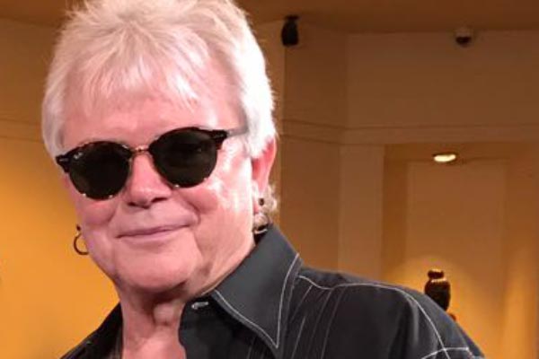 Kacamata dipakai oleh selebriti Russell Hitchcock