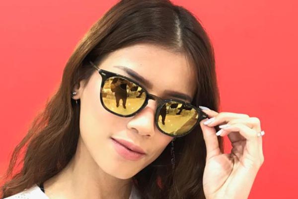 Kacamata dipakai oleh selebriti Sabrina Chairunnisa