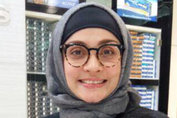 Kacamata dipakai oleh selebriti Safina Hasan