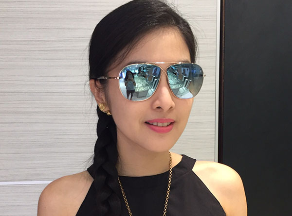 Kacamata dipakai oleh selebriti Sandra Dewi