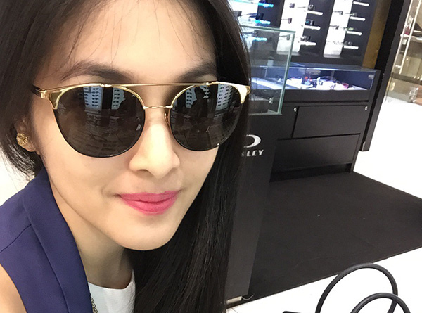 Kacamata dipakai oleh selebriti Sandra Dewi
