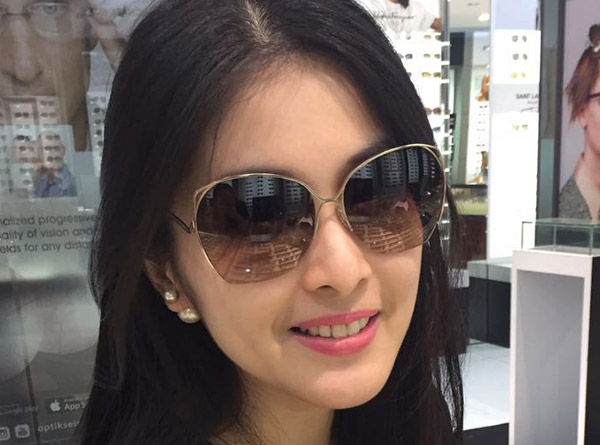 Kacamata dipakai oleh selebriti Sandra Dewi