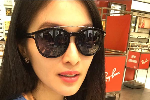 Kacamata dipakai oleh selebriti Sandra Dewi