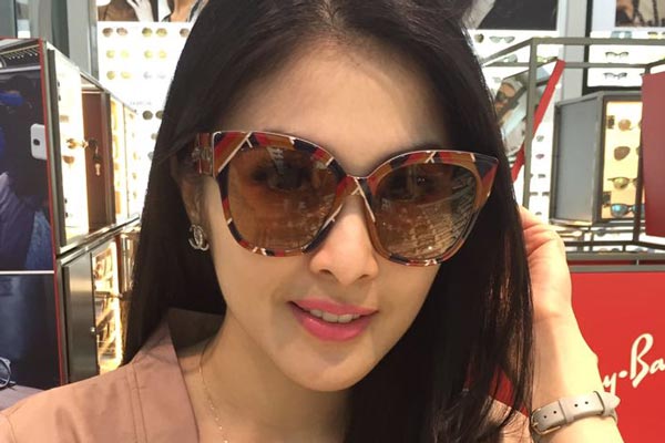 Kacamata dipakai oleh selebriti Sandra Dewi