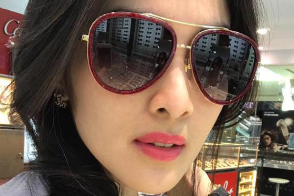 Kacamata dipakai oleh selebriti Sandra Dewi