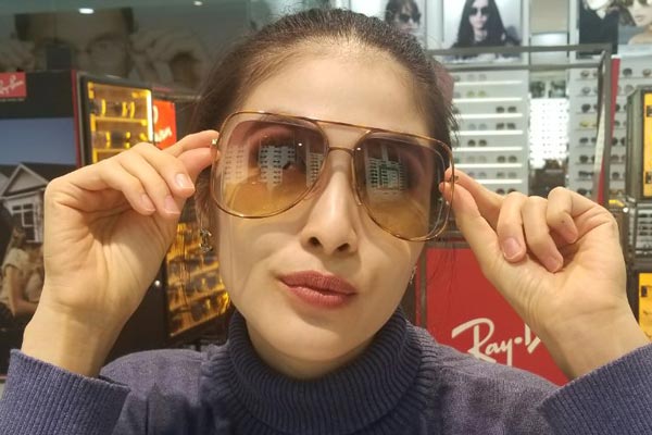 Kacamata dipakai oleh selebriti Sandra Dewi