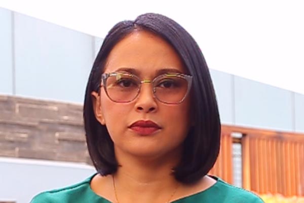 Kacamata dipakai oleh selebriti Sarah Sechan