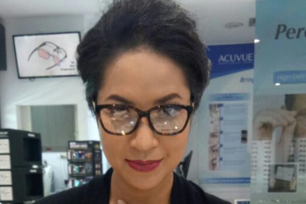Kacamata dipakai oleh selebriti Sari Nila