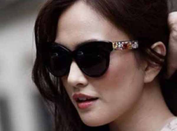 Kacamata dipakai oleh selebriti Shandy Aulia