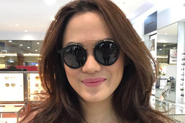 Kacamata dipakai oleh selebriti Sheryl Sheinafia