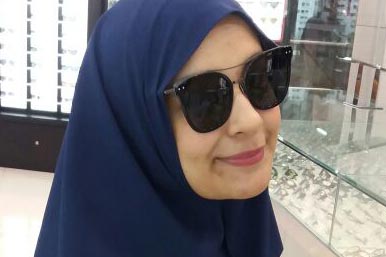 Kacamata dipakai oleh selebriti Shireen Sungkar