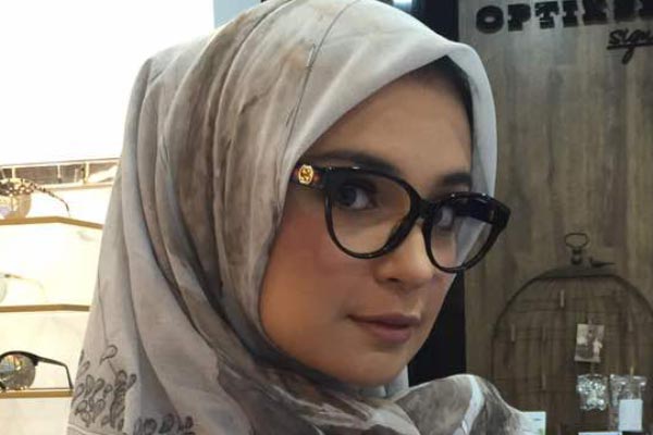 Kacamata dipakai oleh selebriti Shireen Sungkar
