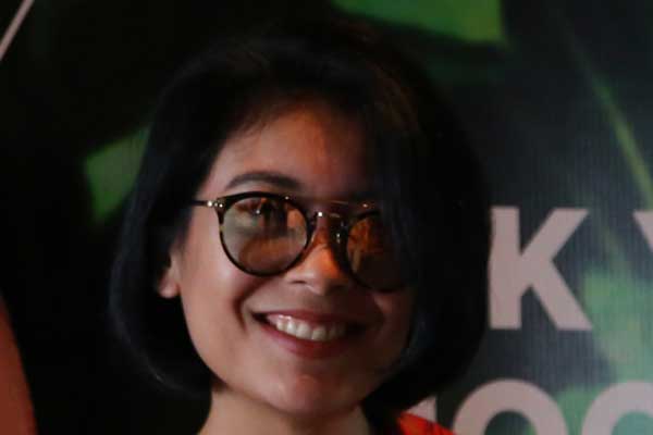 Kacamata dipakai oleh selebriti Sigi Wimala