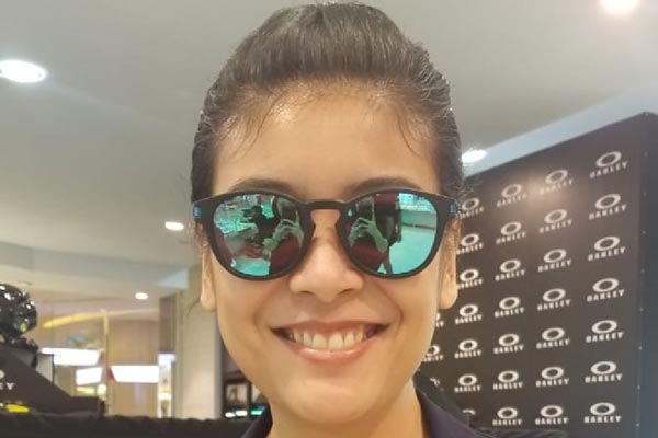 Kacamata dipakai oleh selebriti Sigi Wimala