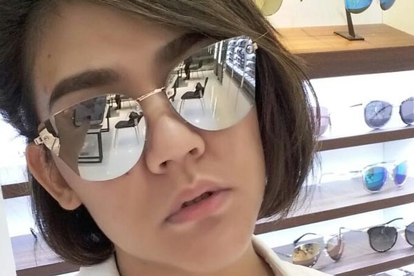 Kacamata dipakai oleh selebriti Sissy Prescillia