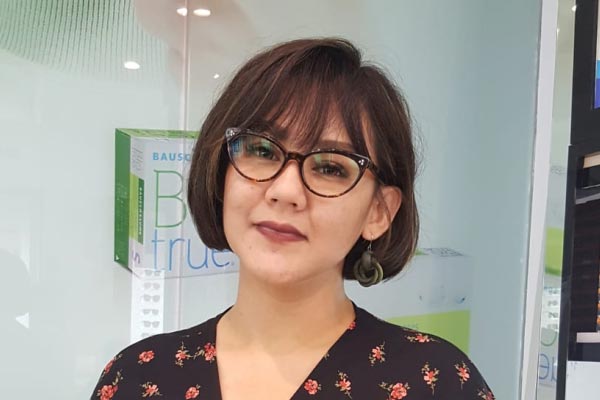 Kacamata dipakai oleh selebriti Sissy Prescillia
