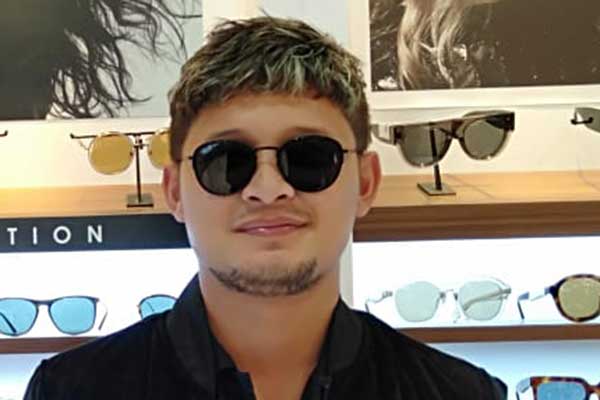 Kacamata dipakai oleh selebriti Syamsir Alam