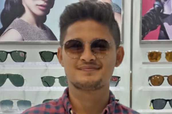 Kacamata dipakai oleh selebriti Syamsir Alam