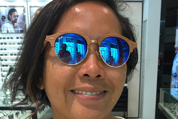 Kacamata dipakai oleh selebriti Trinity Traveler