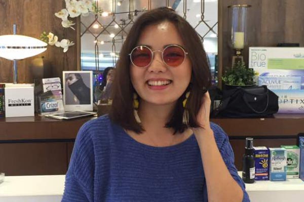 Kacamata dipakai oleh selebriti Tya Magdalena