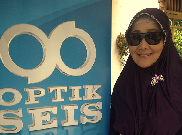 Kacamata dipakai oleh selebriti Uci Bing Slamet