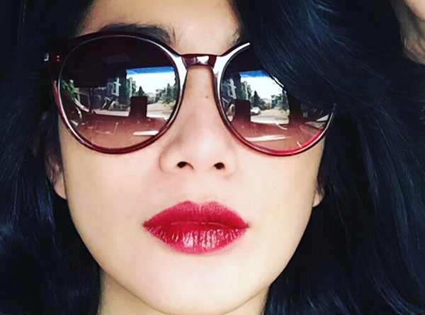 Kacamata dipakai oleh selebriti Ussy Sulistiawaty