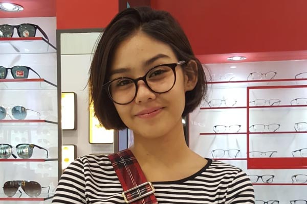 Kacamata dipakai oleh selebriti Vanesha Prescillia