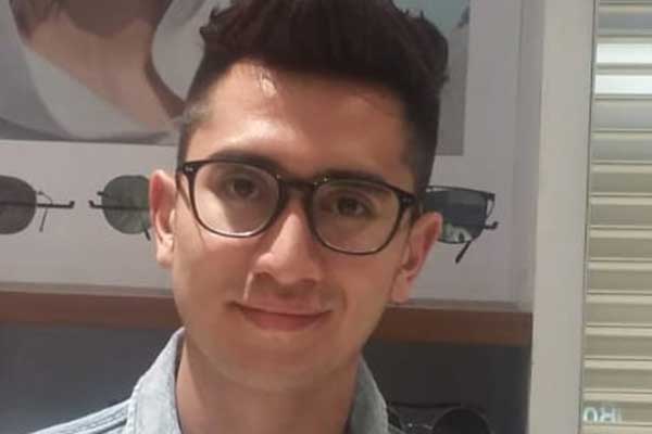Kacamata dipakai oleh selebriti Verrell Bramasta