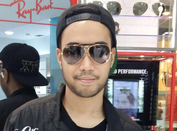Kacamata dipakai oleh selebriti Vidi Aldiano