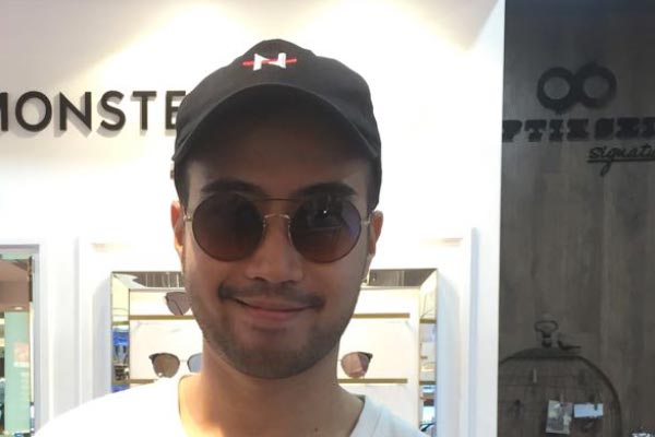 Kacamata dipakai oleh selebriti Vidi Aldiano