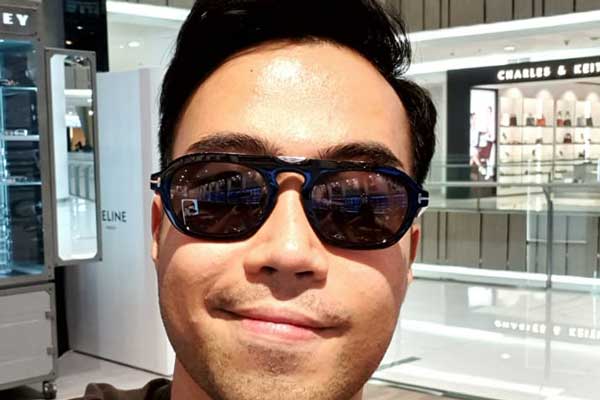 Kacamata dipakai oleh selebriti Vidi Aldiano